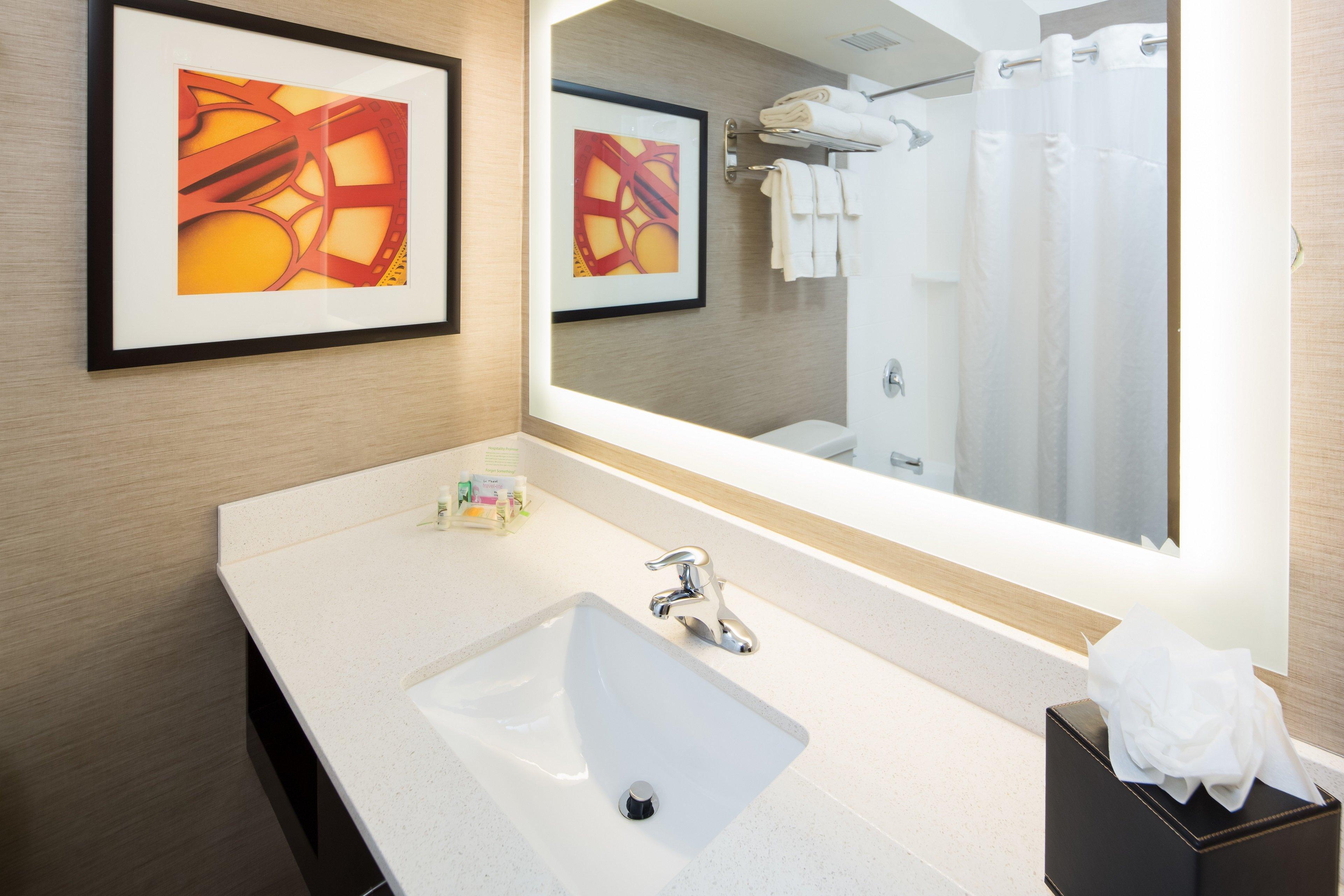 Holiday Inn Milwaukee Riverfront By Ihg Exterior photo
