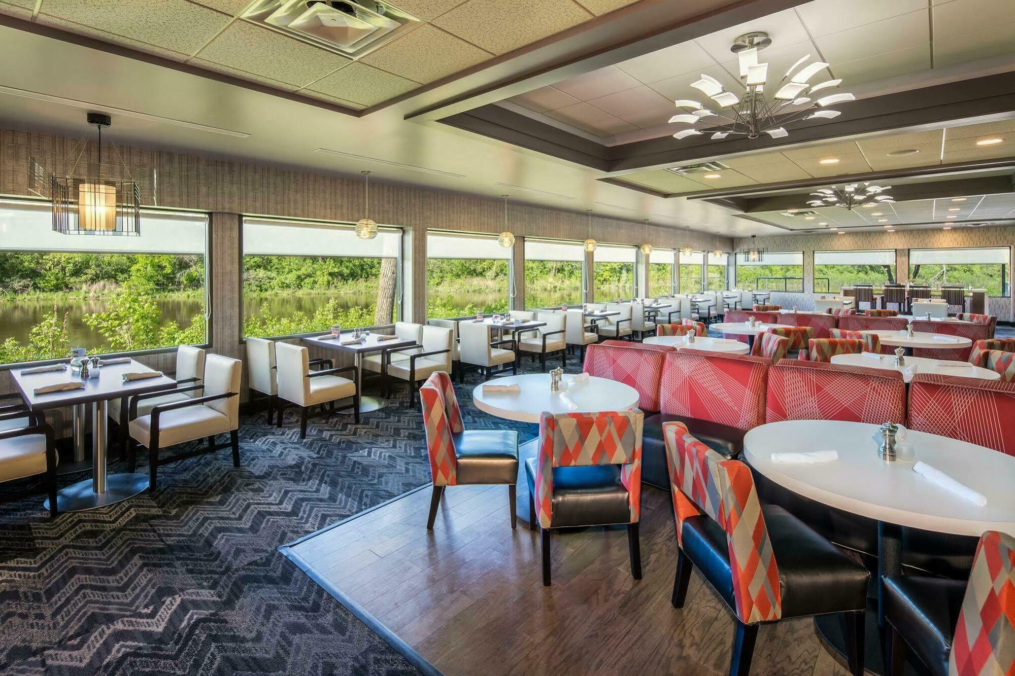 Holiday Inn Milwaukee Riverfront By Ihg Exterior photo
