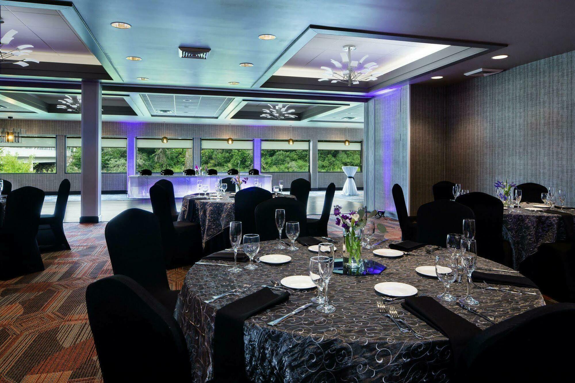 Holiday Inn Milwaukee Riverfront By Ihg Business photo