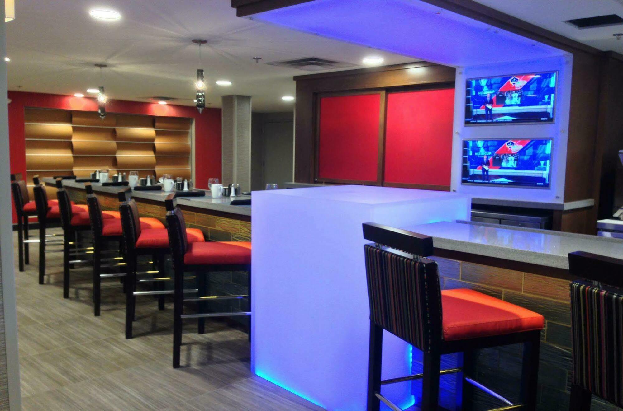 Holiday Inn Milwaukee Riverfront By Ihg Exterior photo